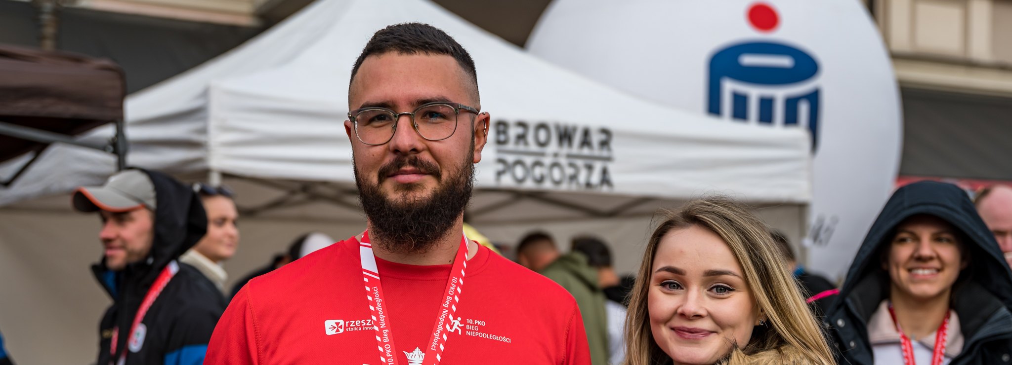 Uczestnicy 10. PKO Biegu Niepodległości przy namiocie Browaru Pogórza